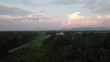 Banliyöde sabahın erken saatlerinde gökyüzünün havadan çekilmiş görüntüleri.