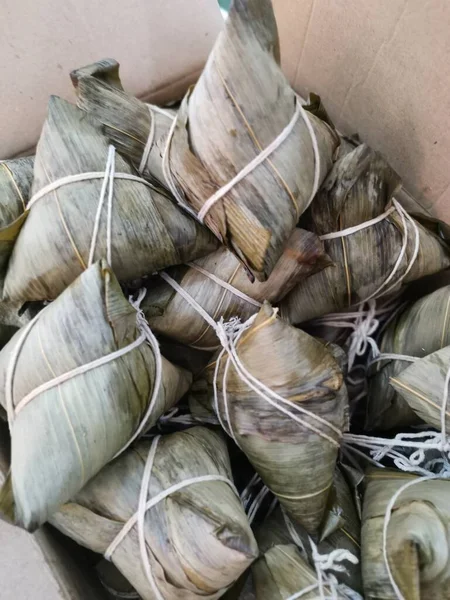 Bambu yapraklı hamur köftesiyle doldurulmuş etli pilav..