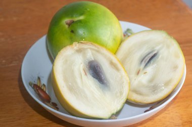 olgun sarı Pouteria caimito meyvesi.