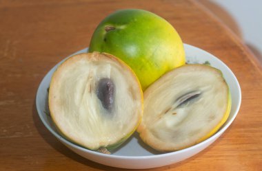 olgun sarı Pouteria caimito meyvesi.