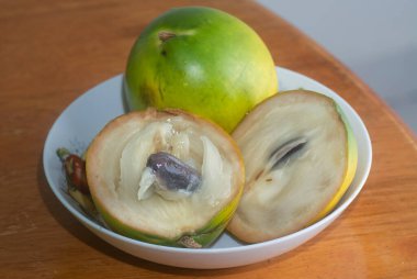 olgun sarı Pouteria caimito meyvesi.