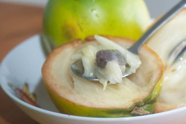 olgun sarı Pouteria caimito meyvesi.