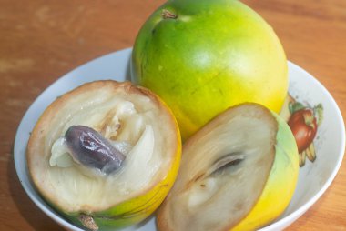 olgun sarı Pouteria caimito meyvesi.