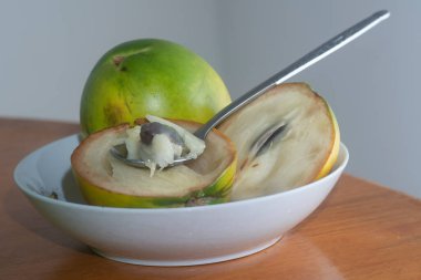 olgun sarı Pouteria caimito meyvesi.