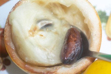 olgun sarı Pouteria caimito meyvesi.