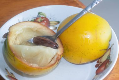 olgun sarı Pouteria caimito meyvesi.