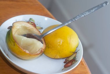 olgun sarı Pouteria caimito meyvesi.