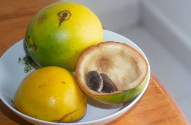 olgun sarı Pouteria caimito meyvesi.