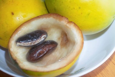 olgun sarı Pouteria caimito meyvesi.