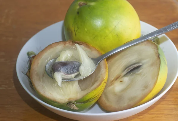 olgun sarı Pouteria caimito meyvesi.