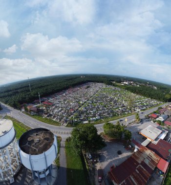 Şehirdeki beton depolama tankında hava görüntüsü..