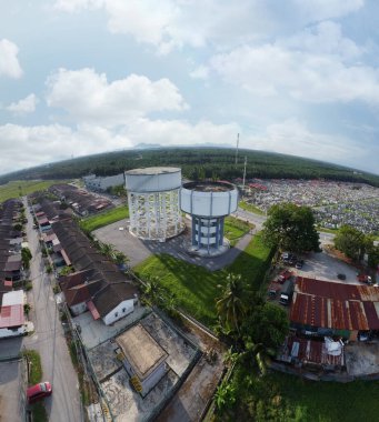 Şehirdeki beton depolama tankında hava görüntüsü..