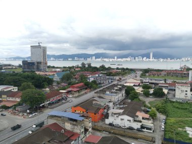 Sahil kenarındaki şehir manzarası.