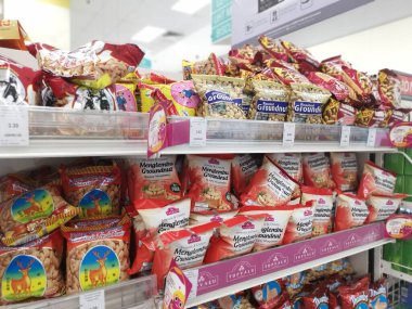 Perak, Malezya. 19 Mayıs 2022: Aeon Sri Manjung Süpermarketindeki raflarda sergilenmek ve satışa sunulmak üzere çeşitli kızartılmış veya fırında yenebilir fındık markaları paketlendi.