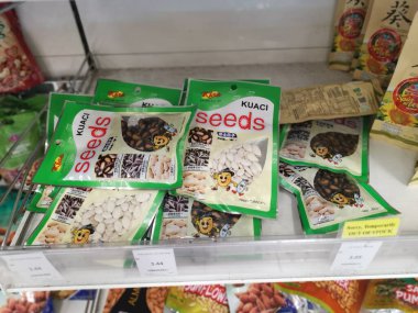 Perak, Malezya. 19 Mayıs 2022: Aeon Sri Manjung Süpermarketindeki raflarda sergilenmek ve satışa sunulmak üzere çeşitli kızartılmış veya fırında yenebilir fındık markaları paketlendi.