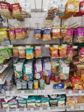 Perak, Malezya. 19 Mayıs 2022: Aeon Sri Manjung Süpermarketindeki raflarda sergilenmek ve satışa sunulmak üzere çeşitli kızartılmış veya fırında yenebilir fındık markaları paketlendi.