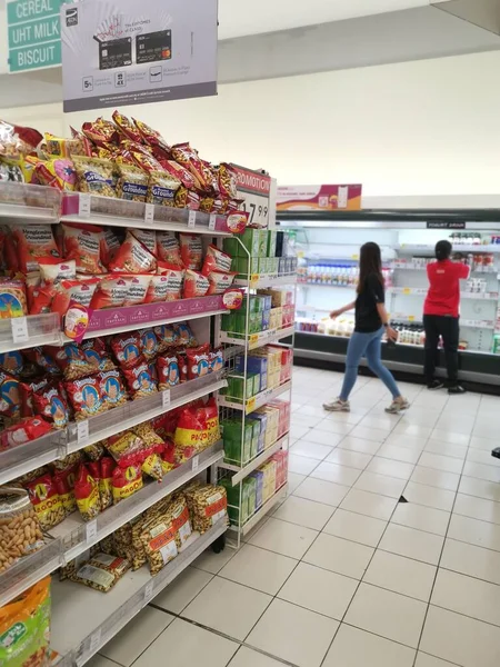 Perak, Malezya. 19 Mayıs 2022: Aeon Sri Manjung Süpermarketindeki raflarda sergilenmek ve satışa sunulmak üzere çeşitli kızartılmış veya fırında yenebilir fındık markaları paketlendi.