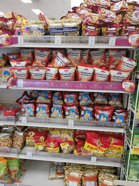 Perak, Malezya. 19 Mayıs 2022: Aeon Sri Manjung Süpermarketindeki raflarda sergilenmek ve satışa sunulmak üzere çeşitli kızartılmış veya fırında yenebilir fındık markaları paketlendi.