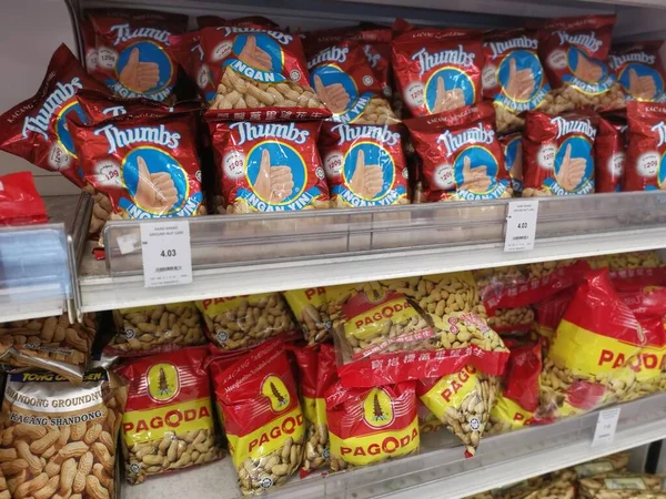 马来西亚 波拉克 2022年5月19日 各式烘烤或烘烤的可食用坚果被包装在Aeon Sri Manjung超市的货架上展出和销售 — 图库照片