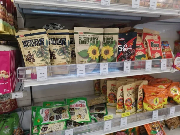 马来西亚 波拉克 2022年5月19日 各式烘烤或烘烤的可食用坚果被包装在Aeon Sri Manjung超市的货架上展出和销售 — 图库照片