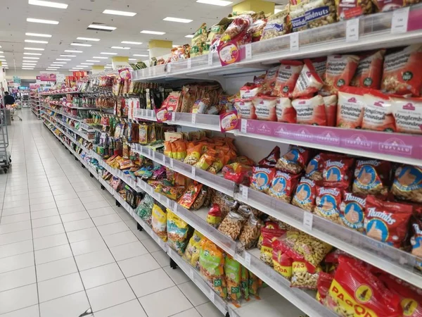 Perak, Malezya. 19 Mayıs 2022: Aeon Sri Manjung Süpermarketindeki raflarda sergilenmek ve satışa sunulmak üzere çeşitli kızartılmış veya fırında yenebilir fındık markaları paketlendi.