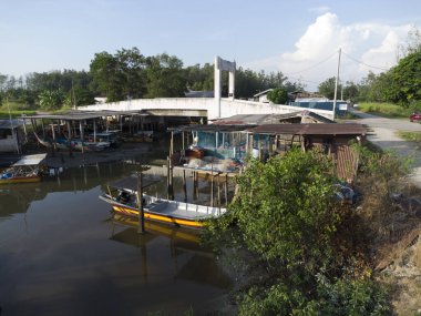 Köyün balıkçı limanı çevresindeki hava manzarası.