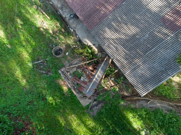 孤零零的种植园里被遗弃的旧棚屋 — 图库照片