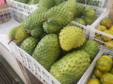 Sepette bir yığın meyve var.