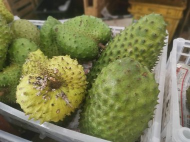 Sepette bir yığın meyve var.