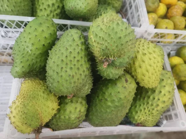 Pila Fruta Guanábana Cesta —  Fotos de Stock