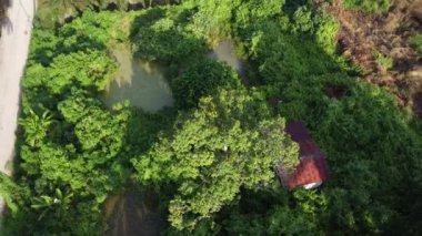Terk edilmiş eski evin havadan çekilmiş görüntüsü.
