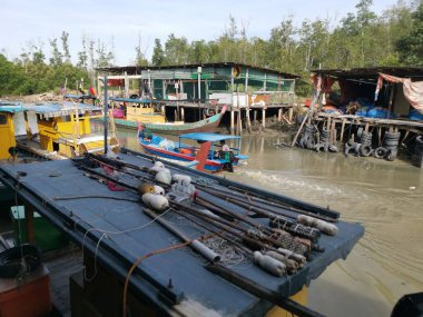 Perak, Malezya. 26 Mayıs 2022: Kg Pasir Panjang, Kg Koh Limanı yakınlarındaki balıkçı köyünün olay ve faaliyetleri.