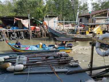 Perak, Malezya. 26 Mayıs 2022: Kg Pasir Panjang, Kg Koh Limanı yakınlarındaki balıkçı köyünün olay ve faaliyetleri.