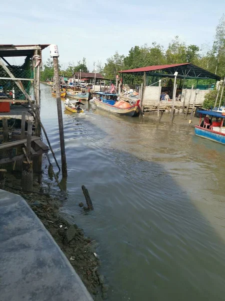 Perak, Malezya. 26 Mayıs 2022: Kg Pasir Panjang, Kg Koh Limanı yakınlarındaki balıkçı köyünün olay ve faaliyetleri.