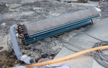 Bilinmeyen bir işçinin klima parçalarını parçaladığı olay yeri..