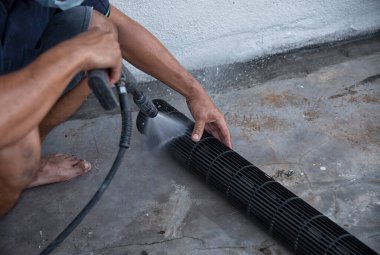 Bilinmeyen bir işçinin klima parçalarını parçaladığı olay yeri..