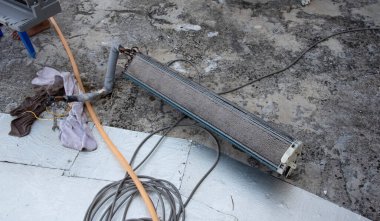 Bilinmeyen bir işçinin klima parçalarını parçaladığı olay yeri..