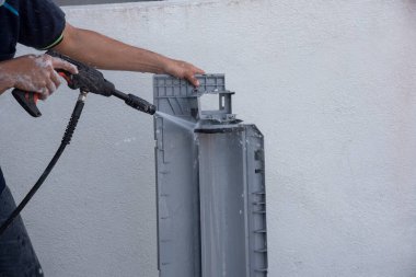 Bilinmeyen bir işçinin klima parçalarını parçaladığı olay yeri..