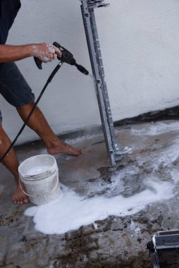 Bilinmeyen bir işçinin klima parçalarını parçaladığı olay yeri..