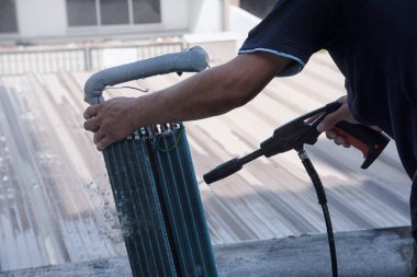 Bilinmeyen bir işçinin klima parçalarını parçaladığı olay yeri..