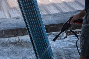 Bilinmeyen bir işçinin klima parçalarını parçaladığı olay yeri..