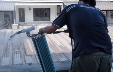 Bilinmeyen bir işçinin klima parçalarını parçaladığı olay yeri..