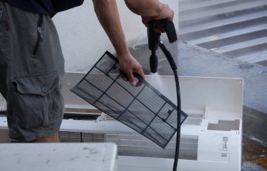 Bilinmeyen bir işçinin klima parçalarını parçaladığı olay yeri..