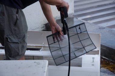 Bilinmeyen bir işçinin klima parçalarını parçaladığı olay yeri..