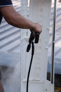 Bilinmeyen bir işçinin klima parçalarını parçaladığı olay yeri..