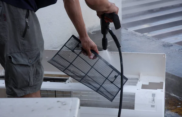 Bilinmeyen bir işçinin klima parçalarını parçaladığı olay yeri..