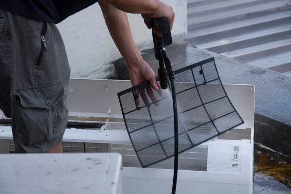 Bilinmeyen bir işçinin klima parçalarını parçaladığı olay yeri..