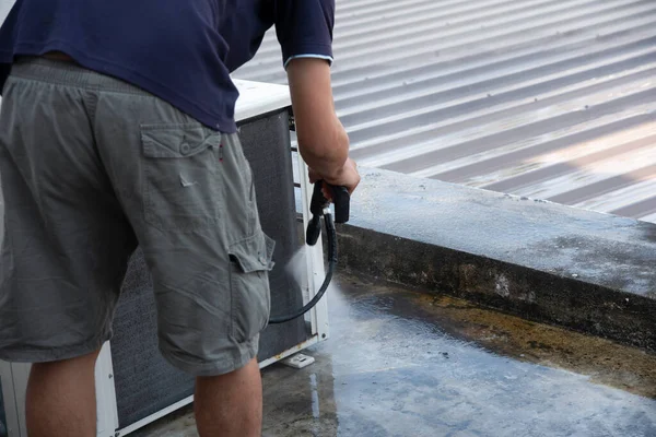 Bilinmeyen bir işçinin klima parçalarını parçaladığı olay yeri..