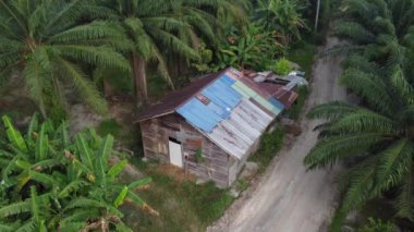 Aşınmış çinko çatılı terk edilmiş ahşap bir ev.