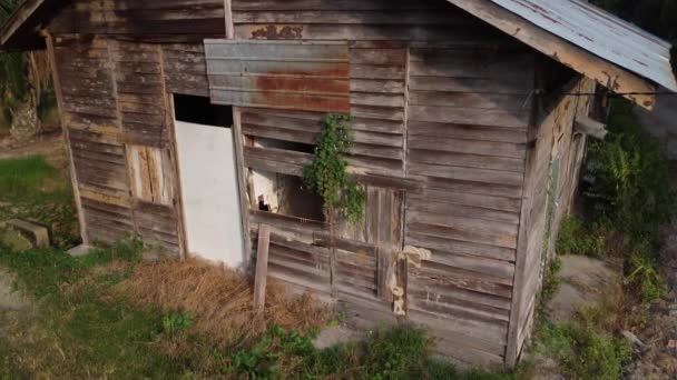 Una Casa Madera Abandonada Con Techo Zinc Corroído — Vídeo de stock